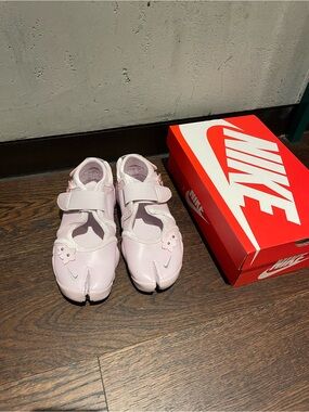 NIKE Pink Floral Air Rift Sneakers Size 6